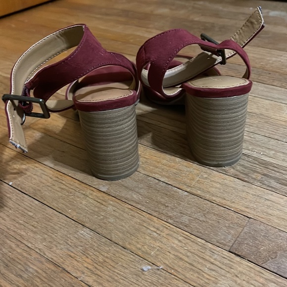 Bungundy heels - Picture 3 of 4